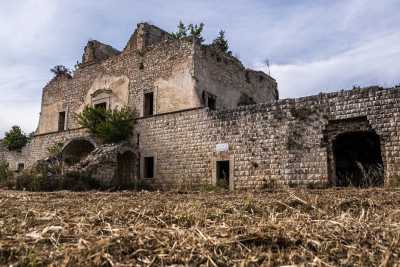 Terlizzi: l'imponente e abbandonata Villa Ilderis, rifugio dei cavalieri diretti in Terrasanta  
